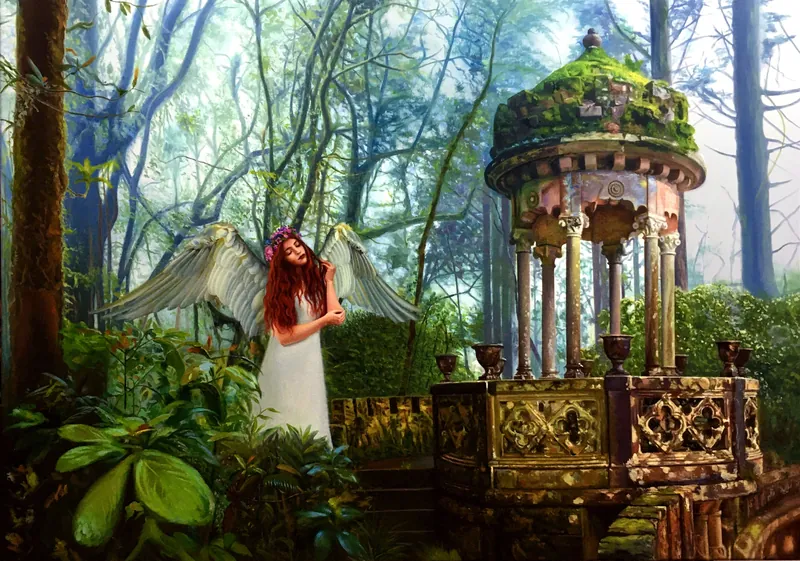 Mujer con alas junto a un templete en medio de un bosque frondoso.