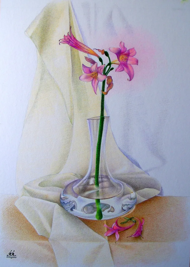 Flores rosadas de amarilis en un florero de vidrio sobre un paño blanco.