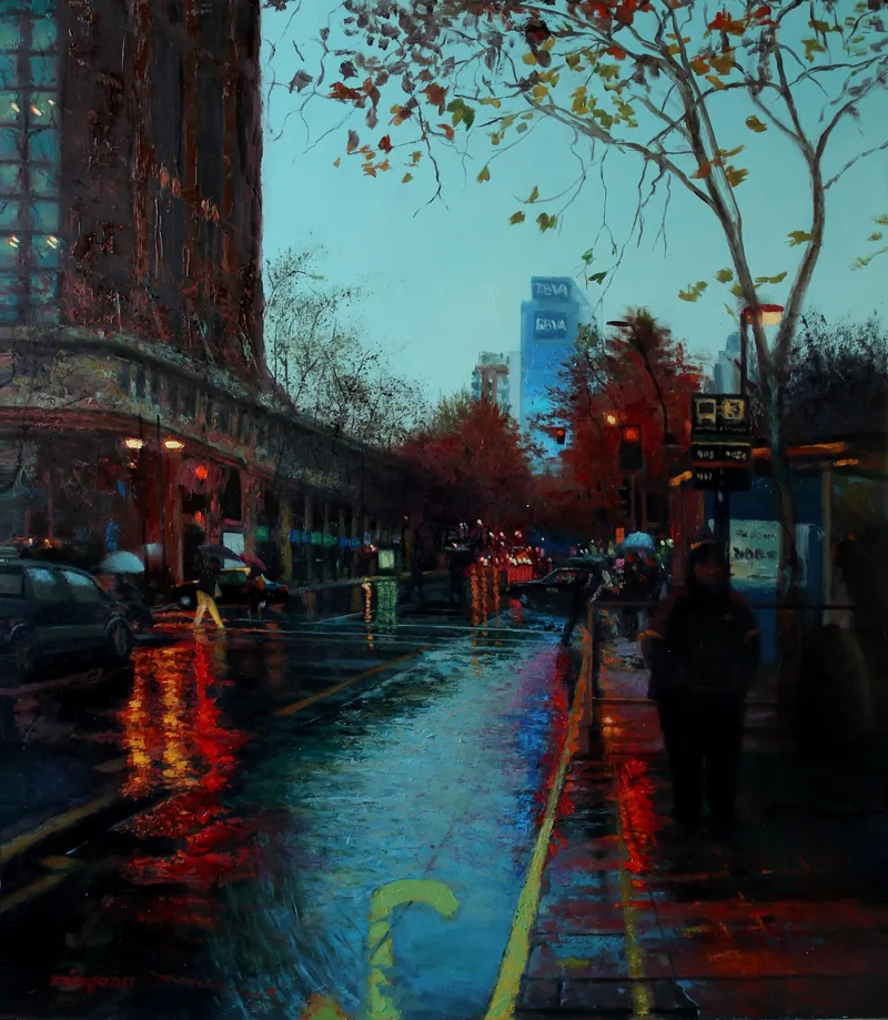 Avenida mojada por la lluvia, con reflejos de luces rojas y árboles otoñales.