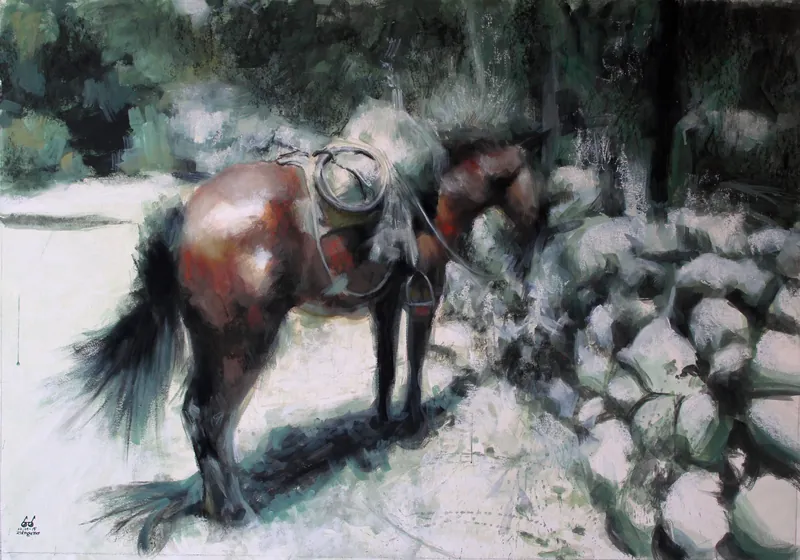 Caballo chileno ensillado entre rocas cubiertas de nieve.