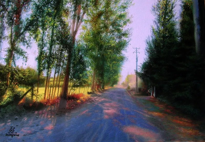 Camino flanqueado por altos árboles con luz de tarde.