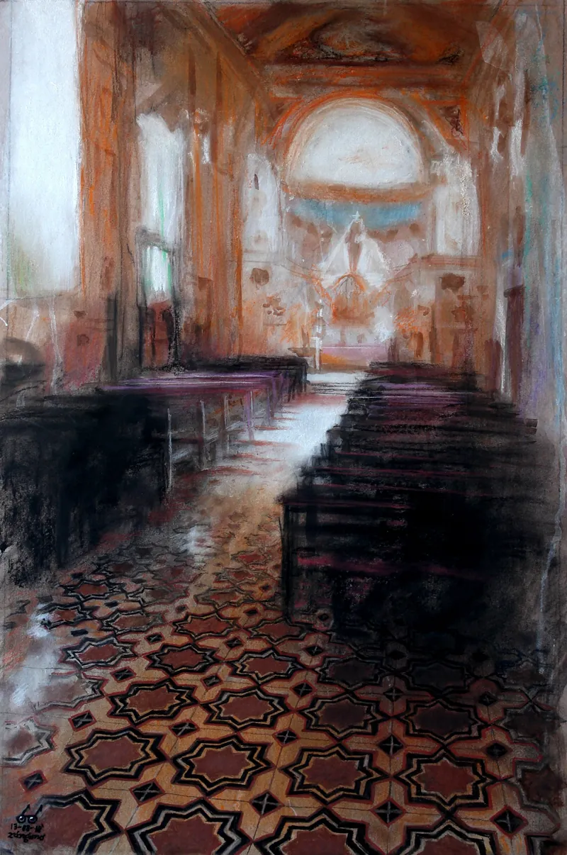 Interior de una capilla con bancas de madera y piso de baldosas ornamentadas.