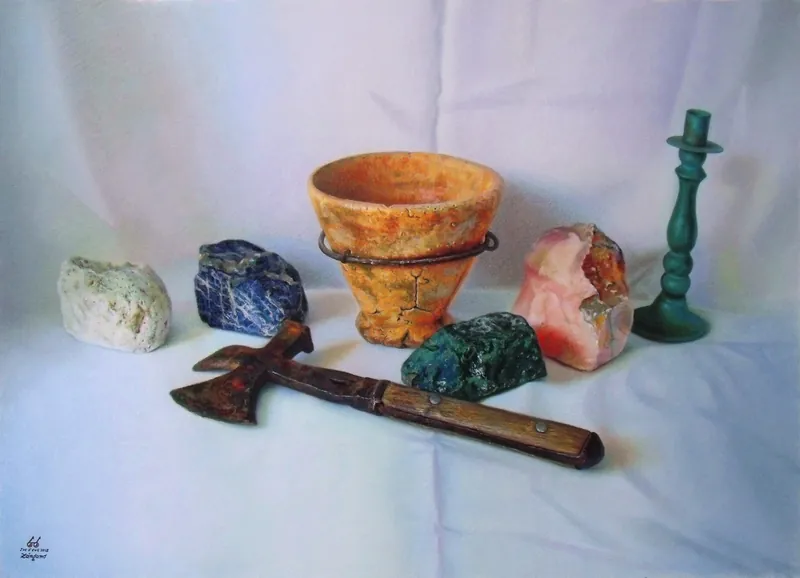 Bodegón con piedras minerales de colores, una maceta de greda, un candelabro y un martillo de minero sobre tela blanca.
