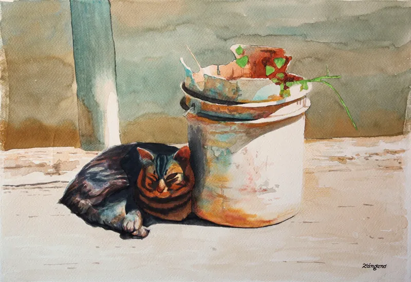 Gato atigrado durmiendo junto a un tarro de lata con plantas.