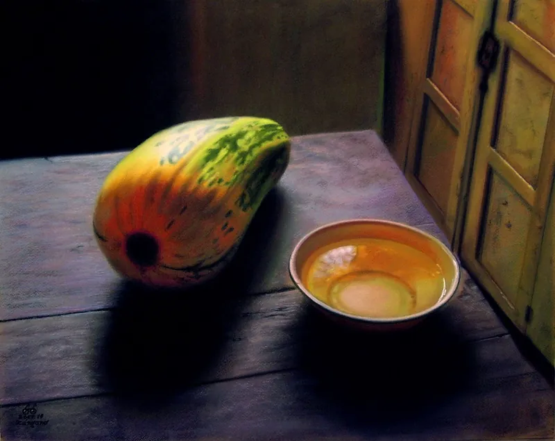 Una papaya y un cuenco sobre una mesa de madera, junto a una ventana en penumbra.