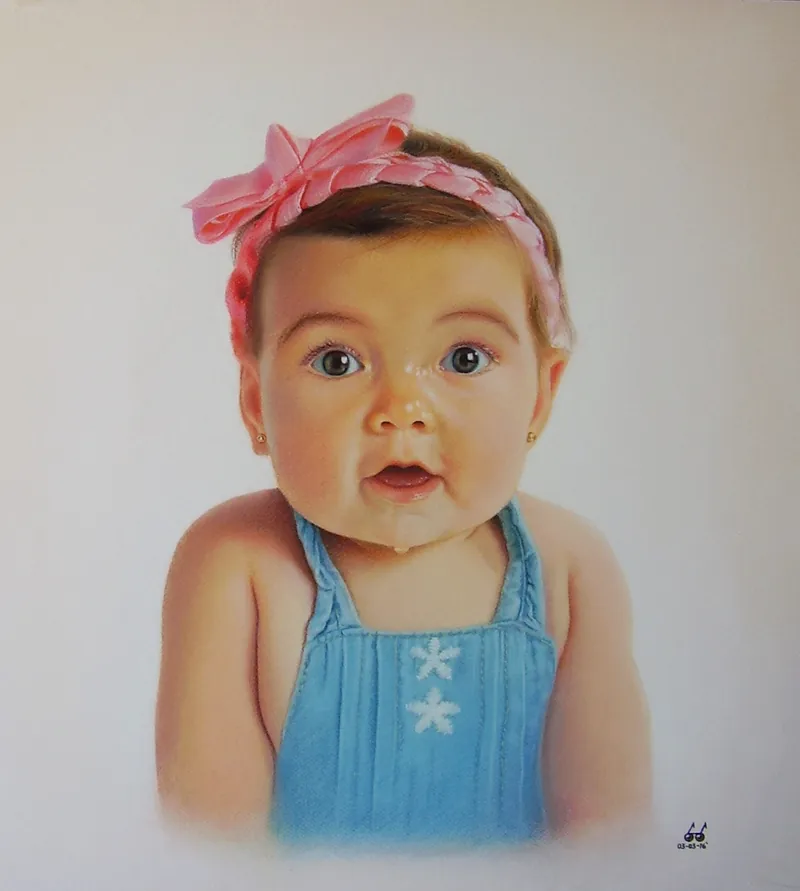 Retrato de una bebé con cintillo rosado y vestido celeste.