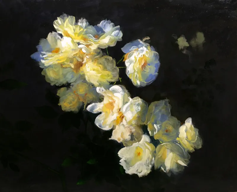 Ramo de rosas blancas sobre fondo negro.