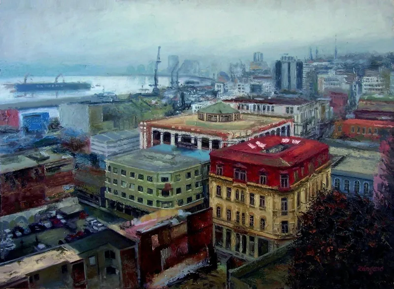 Vista de Valparaíso desde lo alto, con edificios de colores y el puerto al fondo.
