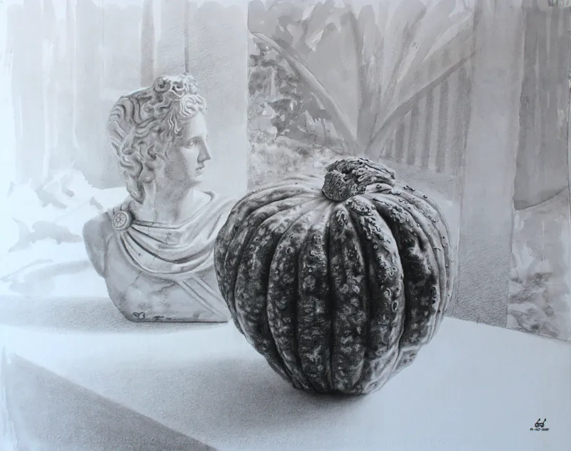 Dibujo a grafito de un zapallo junto a un busto clásico, frente a una ventana con plantas.